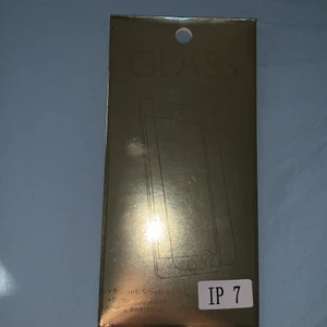 IPhone 7 skärmskydd i härdat glas  - Skärmskydd i härdat glas för iPhone 7. Oanvänd. Säljer då jag inte längre har telefonen.