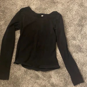 Svart långärmad  - Svart långärmad tröja från H&M. Tunt och skönt material. ( Köparen står för frakt!❤️)                                                             Finns en likadan sådan i vit, är du intresserad av båda tröjor finns en annons där du kan köpa båda! ☺️