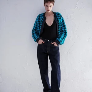 Stickad cardigan med hundtansmönster 💙 - Använd endast fåtal gånger, bra skick skön och varm kofta. Säljer eftersom den är för stor för mig. Lånade bilder från zara & slutsåld på deras hemsida. Nypris 299kr pris kan diskuteras.. 