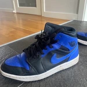 Jordan 1 hyper royal - Tja! Säljer ett par Jordan 1 hyper royal (mid), som har blivit för små. Dom är väldigt fint skick och box följer med om man vill ha bilder på exakt dom här så kan jag lösa det ! (PRISET ÄR INTE FASST) går att diskutera 
