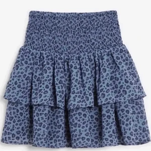 Kjol - Supersöt volangkjol i blå leopard, sitter snyggt som topp också!! I storlek 170/xs