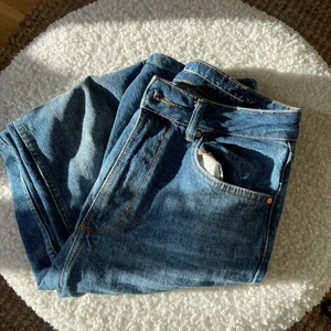 Fina byxor!! - Säljer dessa fina byxor från BIKBOK! Passar storlek 36/38. Byxorna är i fint skick! Modellen är straight med högre midja. Jag är 175 med långa ben och de sitter perfekt på mig. Skicka meddelande till mig för fler bilder eller frågor! 🥰