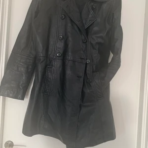 Skinnjacka  - Jätte snygg skinnjacka  äkta get nappa.  Strl 46/48 men mer som 44 kan jag gissa.    I gott skick