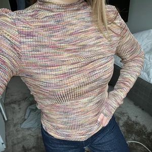 Långärmad topp - Färgglad långärmad topp från Samsoe Samsoe, lite glittrig i materialet✨ Använd max 5 gånger, så väldigt bra skick 
