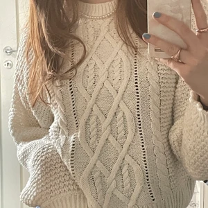 Stickad tröja - Jätte söt vit stickad tröja från hm. Säljer p.g.a att jag redan har en liknande🥰
