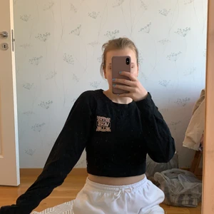 Vans långärmad croppad tröja - Jättefin croppad och insydd midje tröja. Väldigt fin till blå jeans