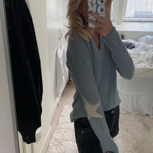 Blå Hunkydory - Tänker på att sälja denna fina ulltröjan tröjan från hunkydory essentials, superfin blå färg med stjärnor på armbågarna💙 storlek s, men passar mig som är storlek m❤️‍🔥lånade bilder, köparen står för frakt LÄGG BUD