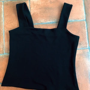 Linne från Lindex - Svart linne från Lindex. Superfint skick då den endast är använd 3 gånger. 