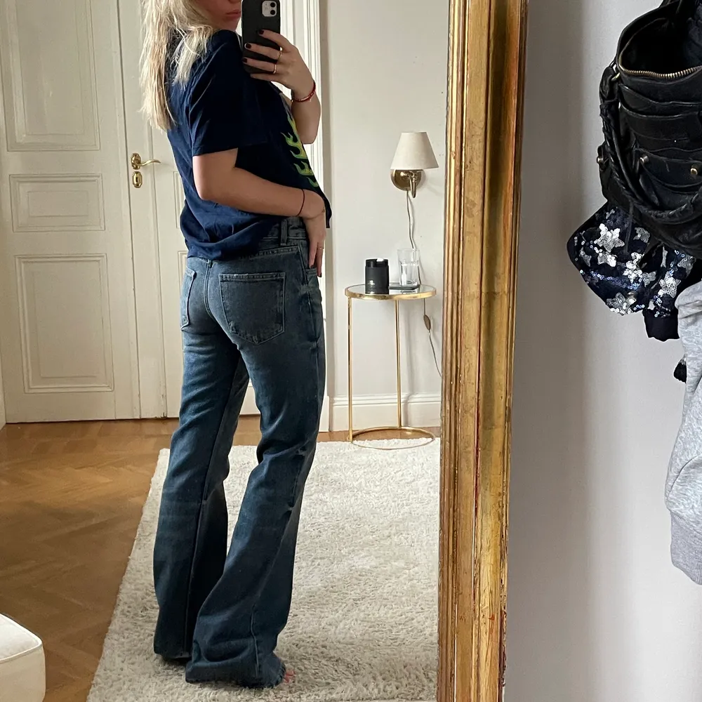 Lågmidjade jeans från Zara i storlek 38 men passar mig som alltid har 34/36. De är väldigt små i storleken. Modellen är Style 03/10 och det är helt slutsålda! Jag är 165cm och på mig är de alldeles för långa men dom går att klippa!. Jeans & Byxor.