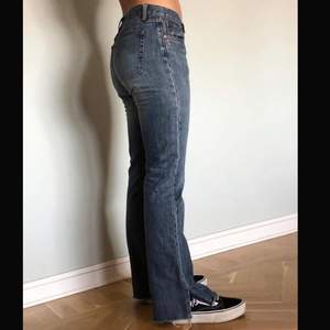 Ordentliga jeans med låg midja. Strl S, och sitter snyggt i längden på mig som är 173, men ännu längre som ni ser på bilden där min kompis som är 169 cm har på sig dom. 🧡 Frakt tillkommer, skriv vid frågor! 