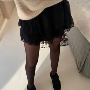 Volangkjol - LÅNAD BILD❤️‍🔥säljer svart volangkjol, kan självklart skicka fler bilder. den var från början en klänning. Stl XS-Mmed resår o midjan