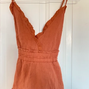 Topp - Så söt topp från Zalabdo med ”öppen rygg” Köpt här på Plick, men helt ny🧡 Säjer då den tyvärr inte kommer till användning. Hör av dig vid frågor