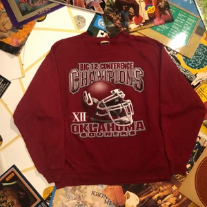 VINTAGE SWEATSHIRT!! 🌱🌱 - Buda hem denna riktigt härliga vintage sweatshirten från oaklahomas university fotbollslag. Tröjan är i normalt vintage skick. Skulle uppskatta att tröjan är från tidigt 00-tal. Tröjan är storlek M och sitter som en M. Tveka inte att höra av dig om du undrar något! ✌🏻🌱💫