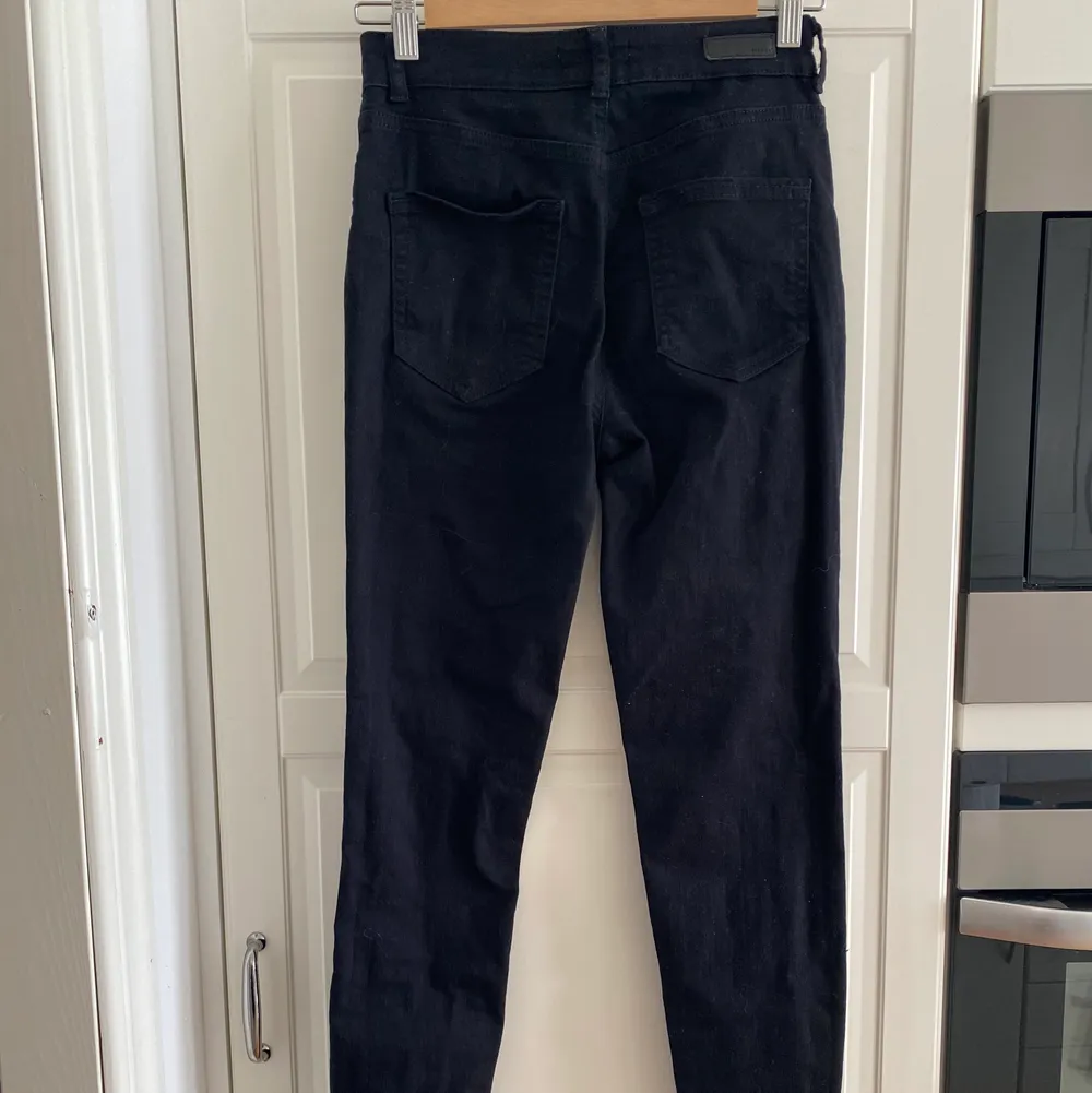 Svarta jeans från Pieces med hög midja och stretch.  Storlek s 30. Pris: 50 kr + 66 kr spårbar frakt. Jeans & Byxor.