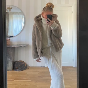 Jacka - Mysig beige teddyjacka från mango i bra skick, storlek S.💕