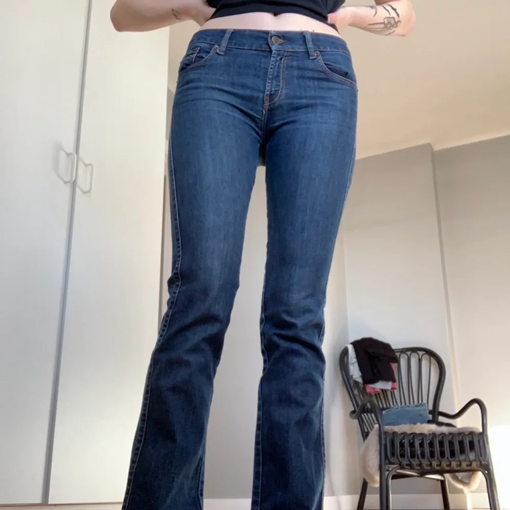 Lågmidjade jeans, köpta secondhand, som jag nu säljer pga att de sitter för tajt. Jag är 170 och har vanligtvis 36 på byxor men dessa passar nog en 34a bättre! . Jeans & Byxor.