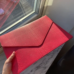 laptopfodral - Säljer detta laptopfodralet från Bianca Ingrosso. Pris går att diskutera. Frakt tillkommer (51kr) 🥰