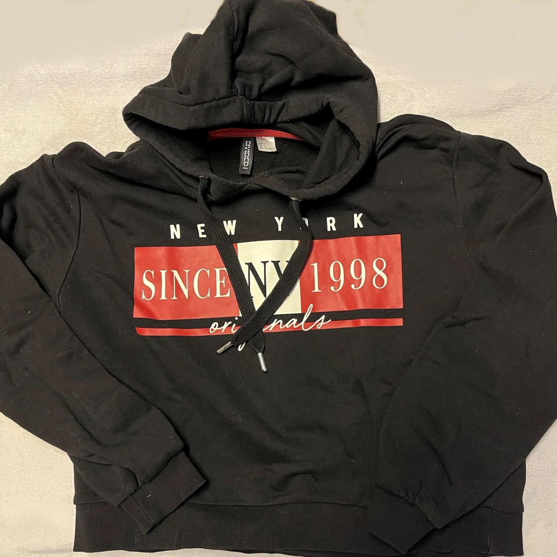 Svart hoodie kort modell