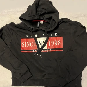 Svart hoodie kort modell - Svart hoodie i kort modell. Ev frakt betalas av köparen. 