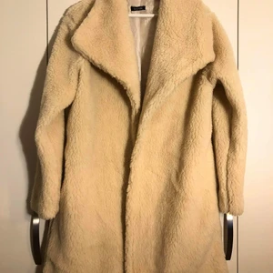 Beige vår kappa - En medellång kappa. Kan mötas upp i Göteborg eller skicka mot levereras kostnaden :)