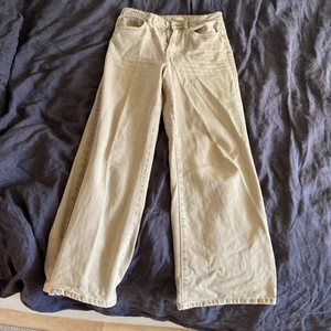 Beigea jeans från Gina Tricot - Dessa jeans är bra långd på mig som är 165 något långa kanske men väldigt bekväma och i bra kvalitet. De passar till lite allt möjligt:)