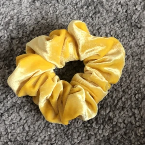 Scrunchie  - Super fin scrunchie från glitter! Använd några gånger men det är i nyskick! 