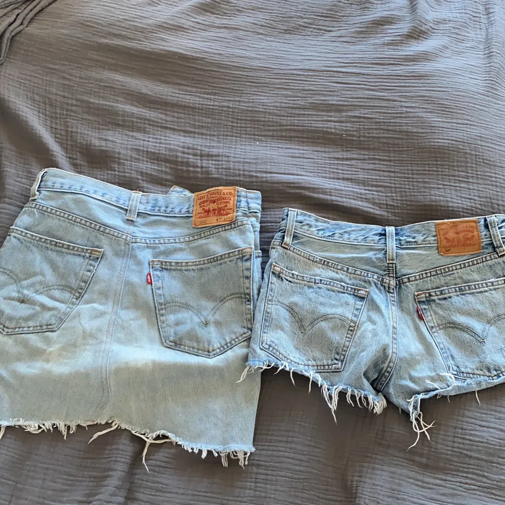 Säljer dessa supersnygga Levi’s jeansshorts och kjol! Shortsen är ungefär storlek xs/xxs och kjolen S🥰 Det går bra att bara köpa ett av plaggen men skriv isf vilket, vardera plagg kostar 100kr! Frakt tillkommer som köparen står för📦 Meddela mig vid frågor. Kjolar.