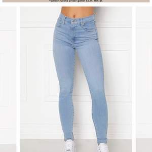 Säljer mina jeans från Levi’s. Endast använda ett fåtal gånger, så i nyskick! Storlek 26, skulle säga att det passar en XS-S då dem är stretchiga. Uppsydda då de köptes så de passar på dig som är runt 150-160cm.😊 Köparen står för frakten. 