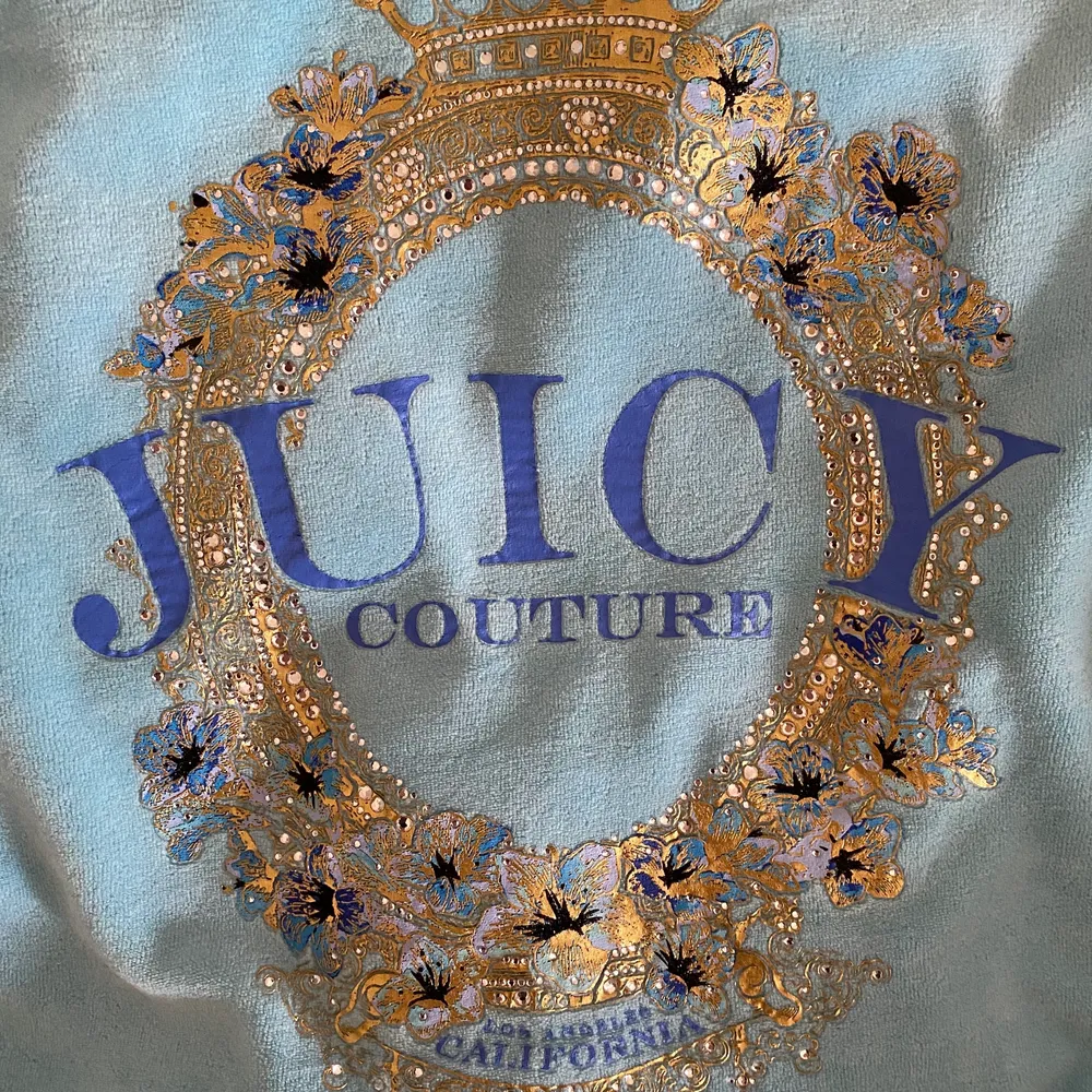 Världens finaste ljusblå juicy couture kofta, jättefint skick och självklart äkta💙. Tröjor & Koftor.