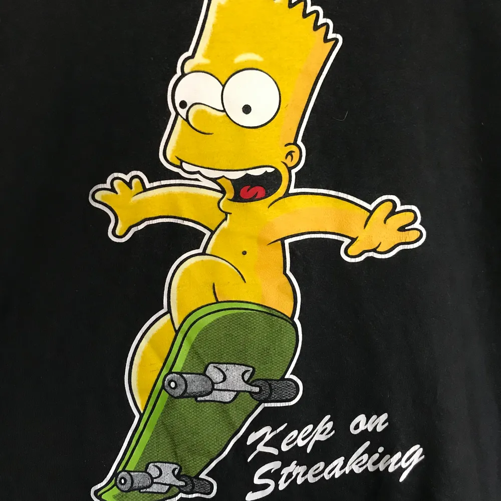 En cool svart t-shirt med Bart Simpson och texten ”keep om streaking” på framsidan i storlek S. Ytterst små sprickor i trycket. Köpt begagnad så vet ej hur mycket förra ägaren använt den men av mig, ca 5 gånger kanske. Säljer för 70kr + frakt.. T-shirts.