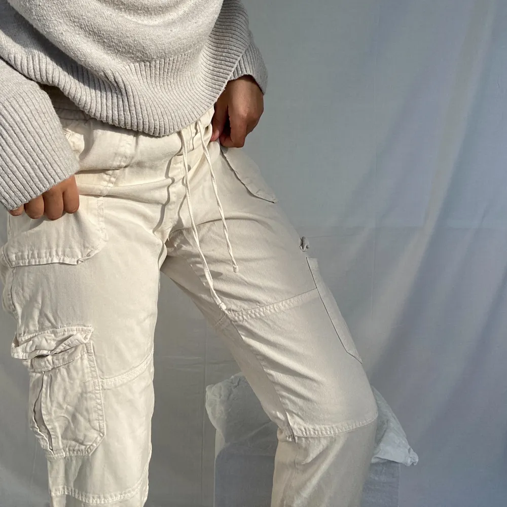 Hey, I am selling these cream colored pants that feel like linen. I bought these at H&M last summer but unfortunately they’re way too big on me. They are in perfect condition and can be worn with anything. They are a size 40 and I think they would actually fit a size 40 as well.SALE IS ONLY UNTIL 10. JUNE!!. Jeans & Byxor.