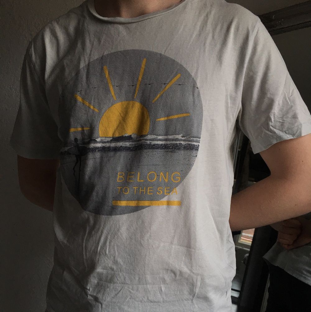 En t-shirt med surfmotiv đââïž Saknar storlek, sĂ„ gissar pĂ„ en M (stor i storleken)đ€ Finns ett litet hĂ„l men knappt synligt đ€ Kommer frĂ„n ett djur- och rökfritt hem! TvĂ€ttas alltid innan jag skickarđ€ Frakt tillkommer! Pris gĂ„r att diskutera!đ€ . T-shirts.
