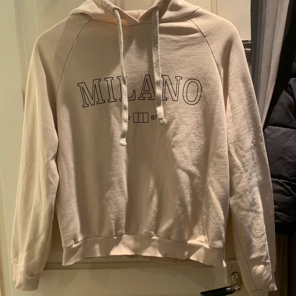 Beige hoodie från Gina tricot i storlek S. Med ett Milano tryck som ser ut som nytt. Den har några små fläckar på framsidan men de syns knappt, se sista bilden. (Frakten är utöver kostnaden, du står för frakt). Hoodies.