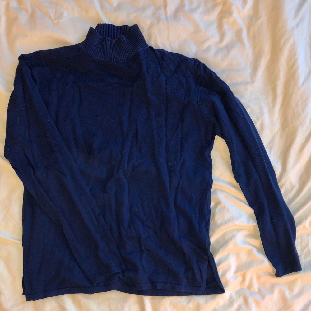 Superskön mörkblå tröja. Lite tjockare tyg. Hög i halsen💕🥰 använd få gånger. Tröjor & Koftor.