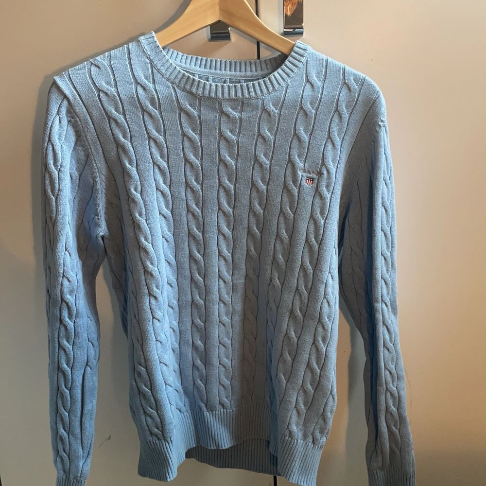 Gant ljusblå kabelstickad tröja (S) | Plick Second Hand