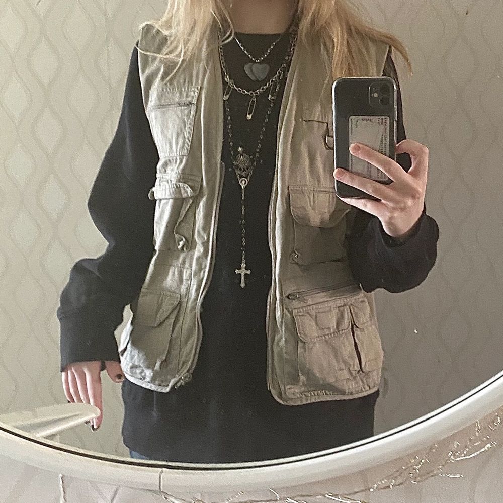 En fiskarväst köpt på humana men aldrig använd! Unisex passform och i storlek XL. Jag bär oftast S-M och den sitter oversized på mig. Nytvättad! Frakten går på 66 kr där det även är spårbart! För övriga frågor eller mer bilder på plagget kan du kontakta mig, svarar gärna på dem! . Jackor.