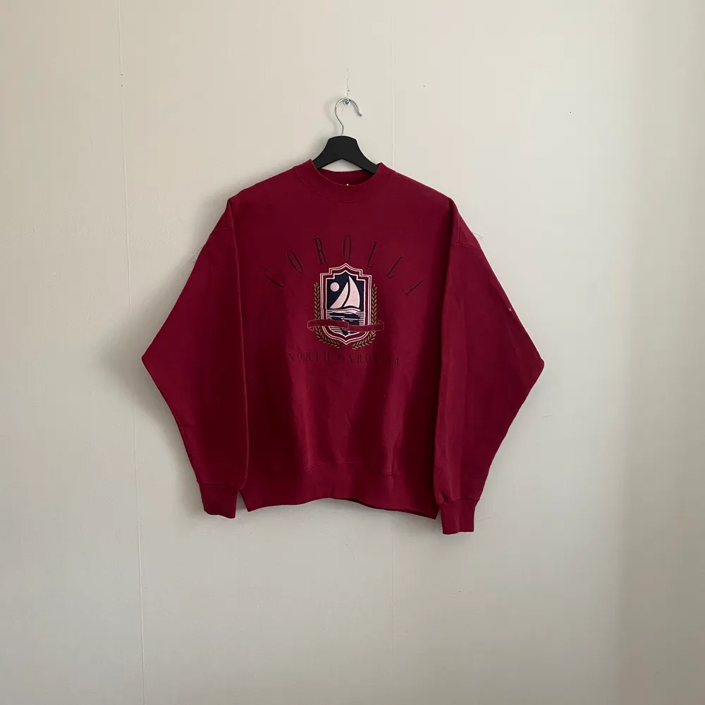 Vintage ”Corolla North Carolina” sweatshirt. En tröja i mycket bra skick och i storlek M/L.. Tröjor & Koftor.