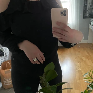 Svart blus - Jag säljer denna gulliga blus utan axlar. Den har volang upptill och utan tyg på axlarna. Den kommer från ett rökfritt hem och tvättas alltid innan den skickas och har du fler frågor är de bara att höra av dig.
