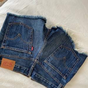 Helt oanvända Levis shorts. Shortsen är i storlek W27 vilket passar en s och är perfekta att ha i sommar. Vid ev frakt står köparen för frakten✨🤍