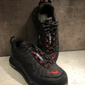 Nike Air Max 720-818 - Storlek 41. Svarta med röda detaljer. Säljes pga att de inte används. Köpta för 2000, finns ej att köpa längre.