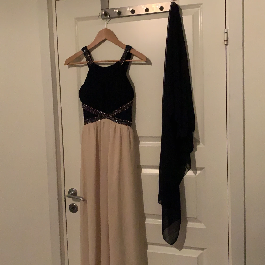 Skala Balklänning med tillkommande sjal i beige och marinblå - 90