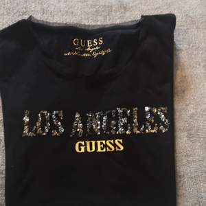 En väldigt fin GUESS T-shirt jag aldrig fått användning av så altså inte använt. Den är svart och har stora bokstäver med något slags glitter på och mönster. Den är i Storleken S. Pris kan diskuteras, därmed också frakt. 👍