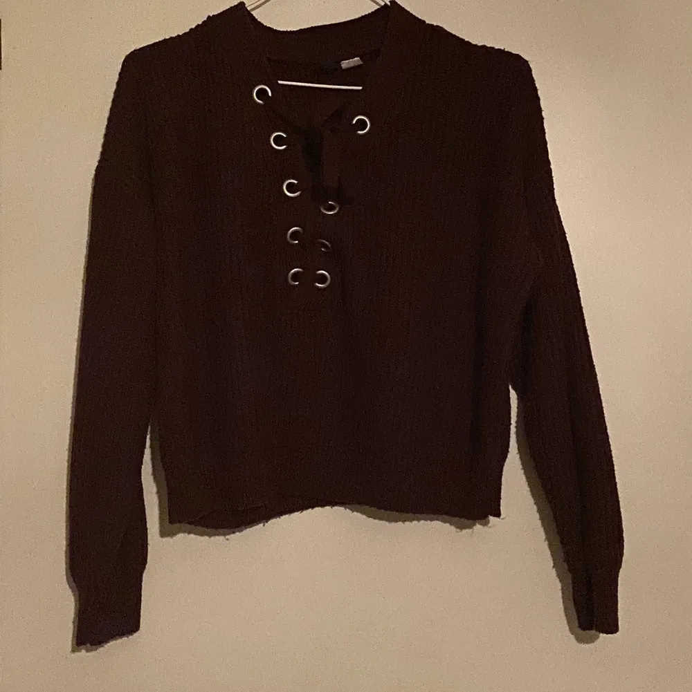 En lila stickad tröja med snörning i storlek M Köpt från HM - ordinarie priset 199kr, men säljer för 70kr. Eventuell frakt betalas av köparen. Hör av er för mer information. . Stickat.