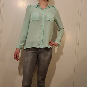 Mintgrön blus  - Strl 36.  Mjuk. 100% polyester. 