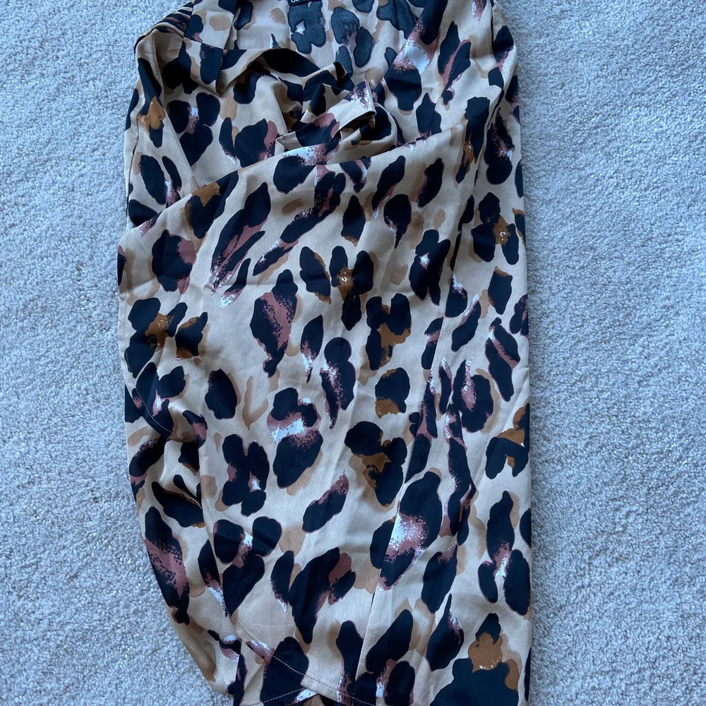 Snygg kjol från boohoo med leoprint, strl 36. Kjolar.