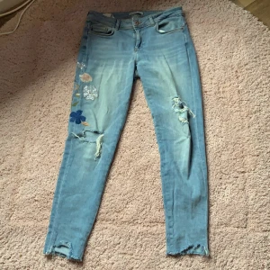 Zara basic jeans bohem 70 tals inspirerande baggy loose boyfriend 38 denim - Midja mätt rakt över 40cm, mycket mjuka och bra stretch. Paljetter blommor trash hål detaljer 