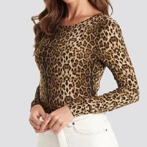 Leopard body  - Jätte fin body, aldrig andvänd, öppning vid ryggen 