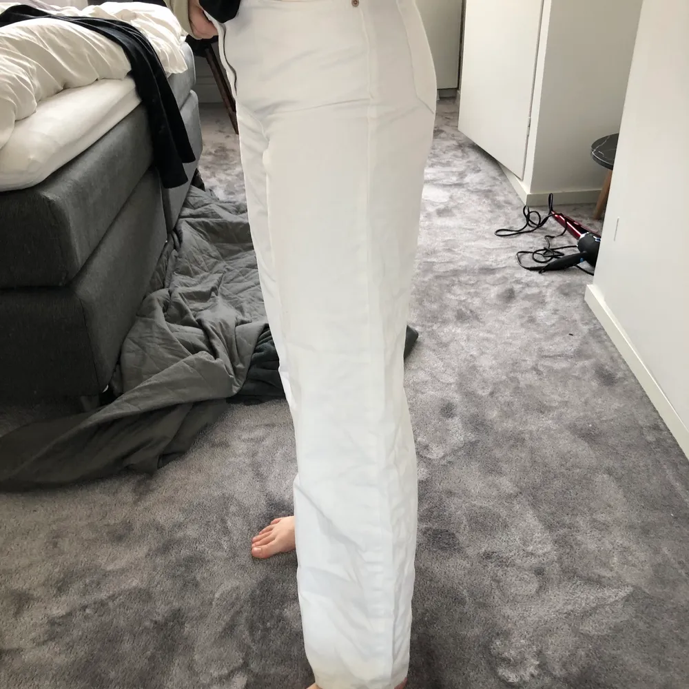 Supersnygga vita jeans från bershka i storlek 34, men är lite stora i storleken. Köparen står för frakt, skriv om du har fler frågor!😝. Jeans & Byxor.