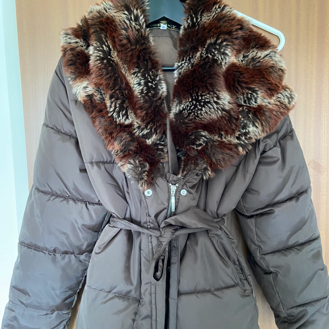 Jätte snygg jacka med pälskrage  - 90