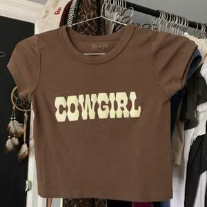 Säljer min äkta cowgirl baby tee ifrån brandy Melville, tröjan är väldigt trendig och säljs för omkring £40 på depop! Buda i kommentarerna🥰